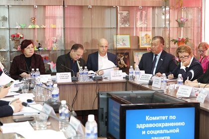 Удовлетворенность жителей Иркутского района медицинскими услугами обсудили на выездном заседании комитета по здравоохранению